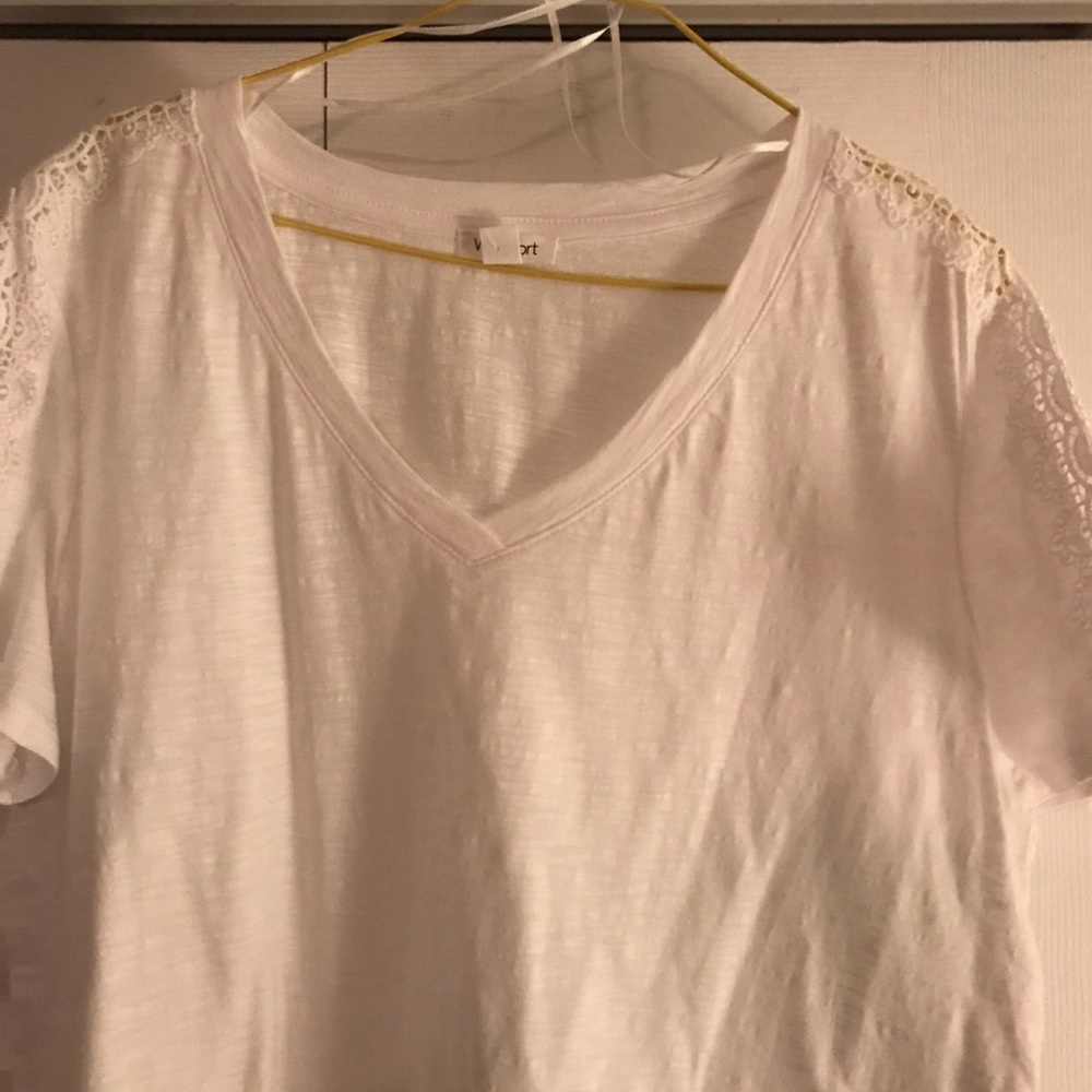 V-neck tee with lace sleeve